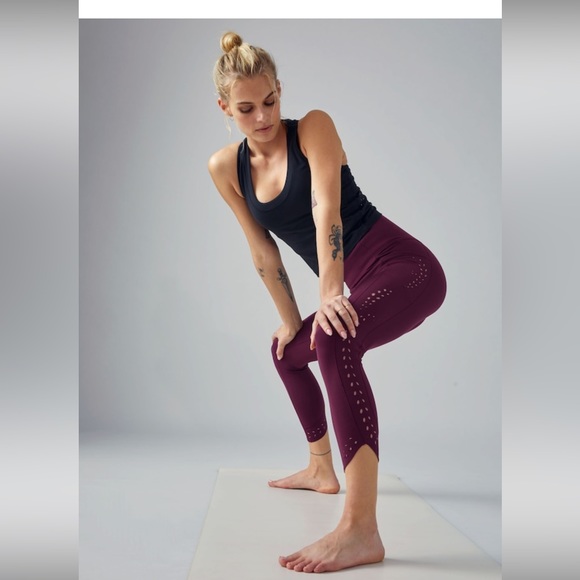 ATHLETA Salutation Stash Pocket II 7/8 Laser Cut Tight - Picture 4 of 7